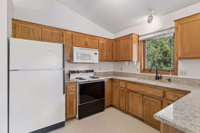 1886 Waterford Lane, Chaska, MN 55318