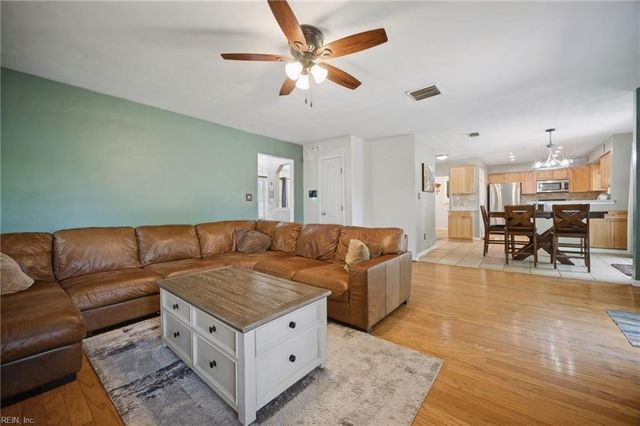 11 Pin Oak CT, Hampton, VA 23666