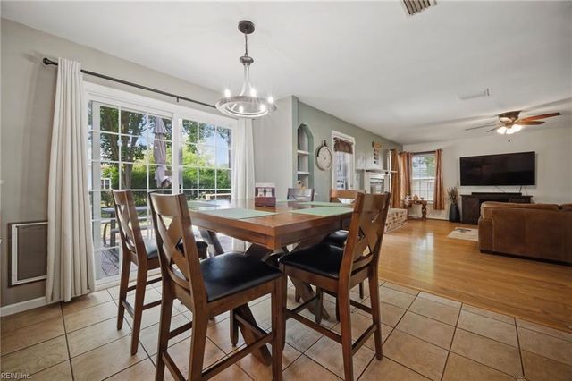 11 Pin Oak CT, Hampton, VA 23666