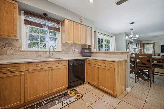 11 Pin Oak CT, Hampton, VA 23666