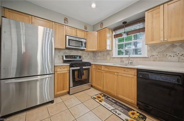 11 Pin Oak CT, Hampton, VA 23666