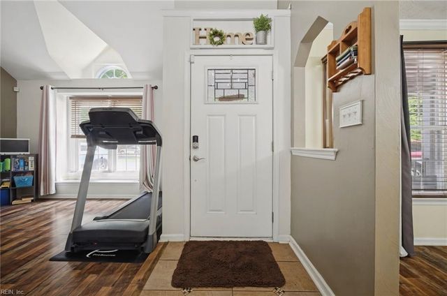 11 Pin Oak CT, Hampton, VA 23666