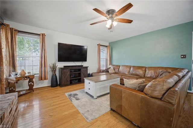 11 Pin Oak CT, Hampton, VA 23666