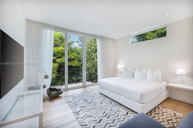 335 W 46th St, Miami Beach, FL 33140