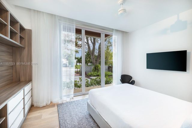 335 W 46th St, Miami Beach, FL 33140