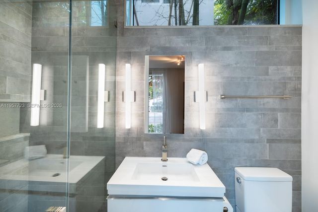 335 W 46th St, Miami Beach, FL 33140