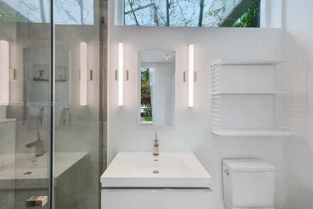 335 W 46th St, Miami Beach, FL 33140