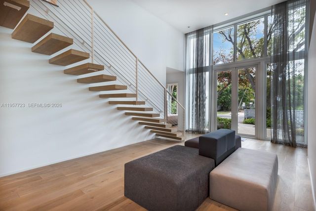 335 W 46th St, Miami Beach, FL 33140