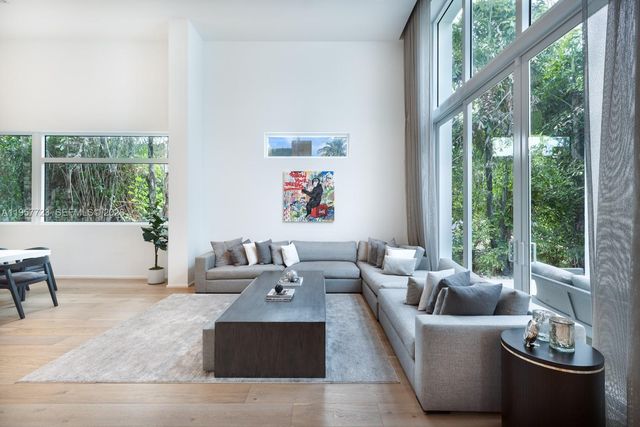 335 W 46th St, Miami Beach, FL 33140