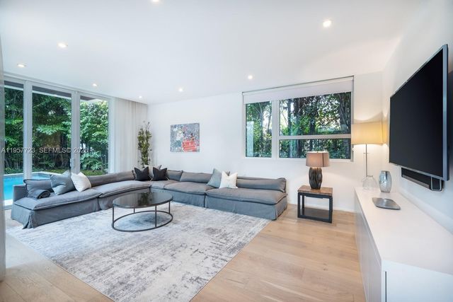 335 W 46th St, Miami Beach, FL 33140