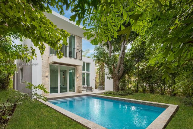 335 W 46th St, Miami Beach, FL 33140