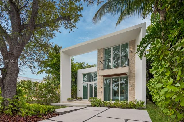 335 W 46th St, Miami Beach, FL 33140