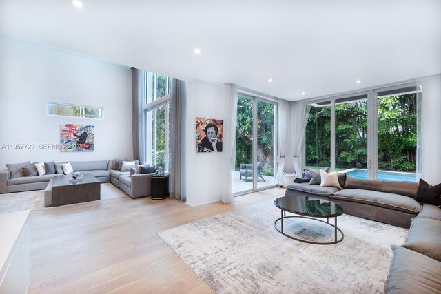 335 W 46th St, Miami Beach, FL 33140