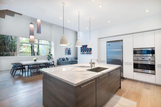 335 W 46th St, Miami Beach, FL 33140