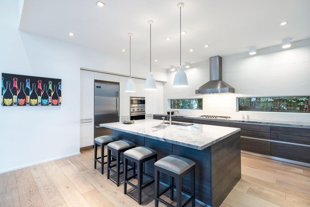 335 W 46th St, Miami Beach, FL 33140