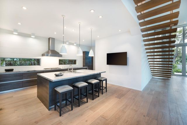 335 W 46th St, Miami Beach, FL 33140