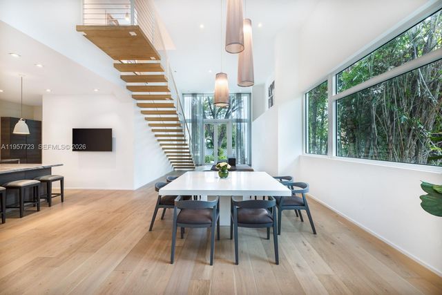 335 W 46th St, Miami Beach, FL 33140