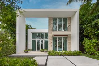 335 W 46th St, Miami Beach, FL 33140
