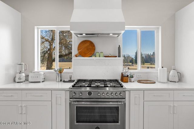 2685 Selle Rd, Sandpoint, ID 83864