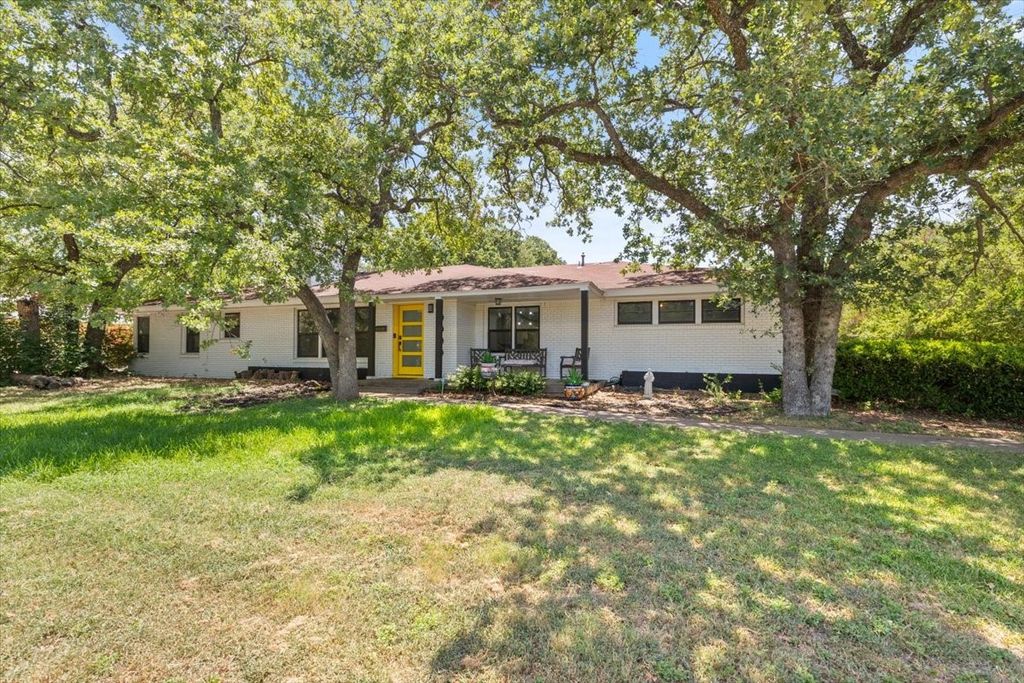 5900 Monterrey Drive, Fort Worth, TX 76112