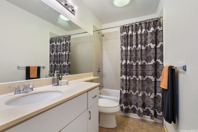 492 Mananai Place 13E, Honolulu, HI 96818