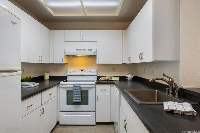 492 Mananai Place 13E, Honolulu, HI 96818