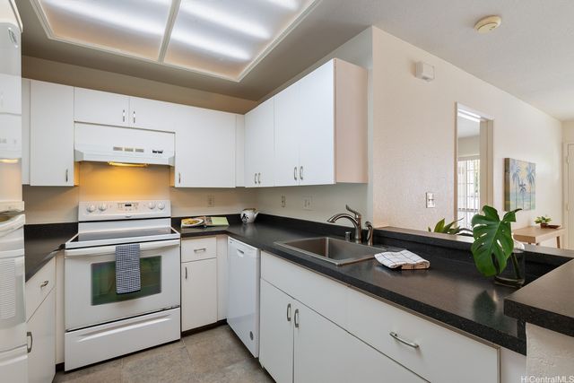 492 Mananai Place 13E, Honolulu, HI 96818