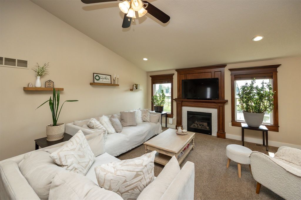 213 SW Carriage Drive, Ankeny, IA 50023