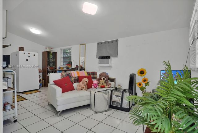 201 NW 25th Ave, Miami, FL 33125