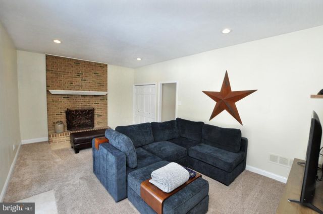 1 DEWBERRY CT, Medford, NJ 08055