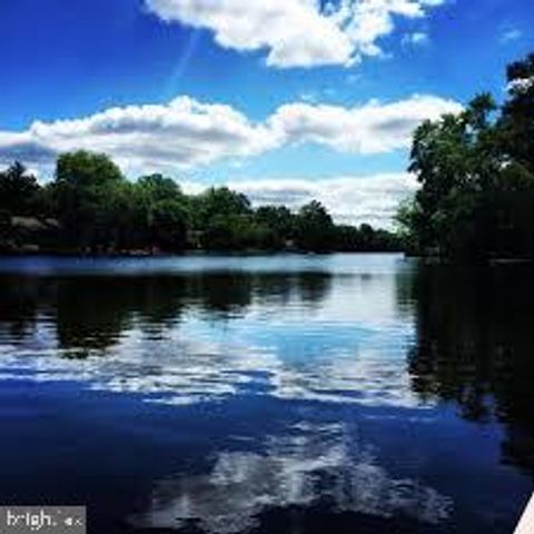 1 DEWBERRY CT, Medford, NJ 08055