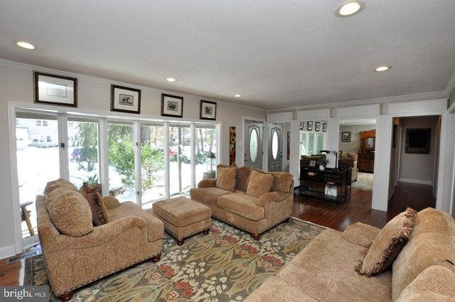 1 DEWBERRY CT, Medford, NJ 08055