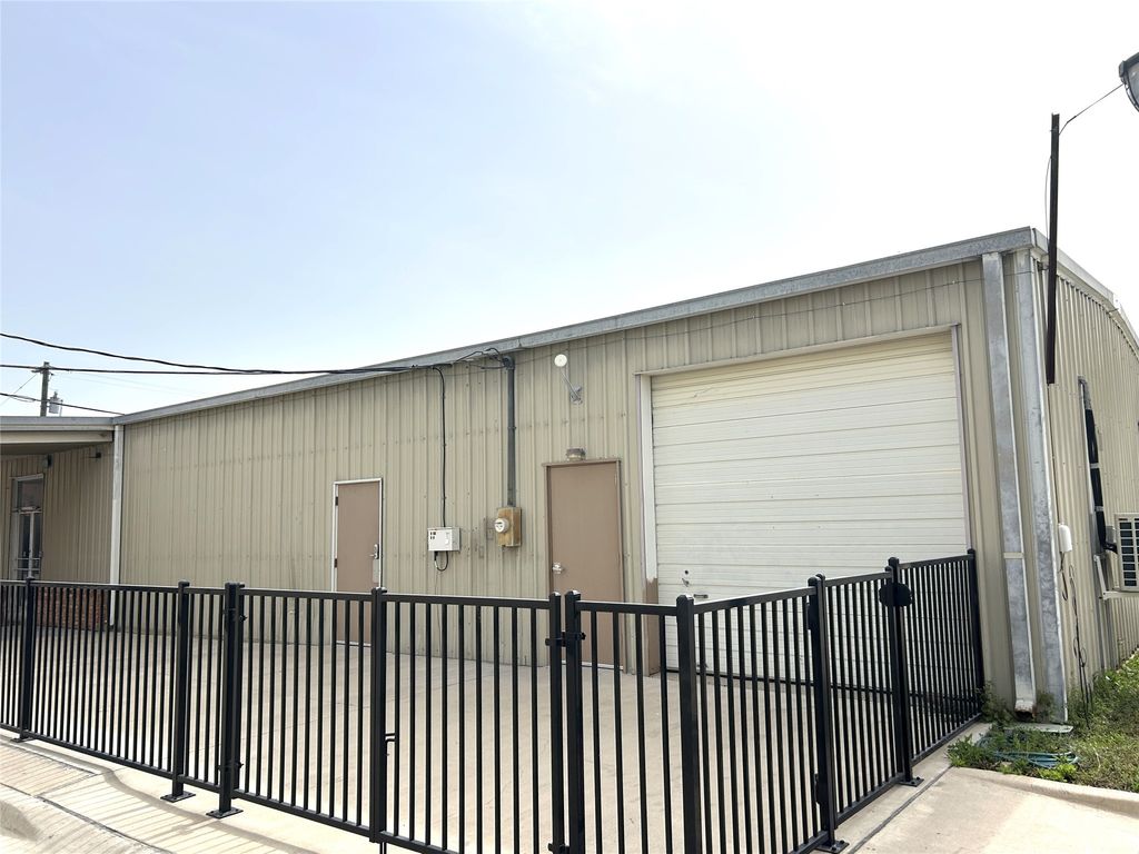 306 E Criner Street 1, Grandview, TX 76050