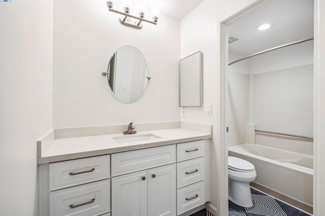 760 Canyon Oaks Dr D, Oakland, CA 94605