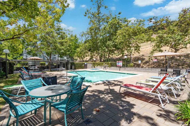 760 Canyon Oaks Dr D, Oakland, CA 94605