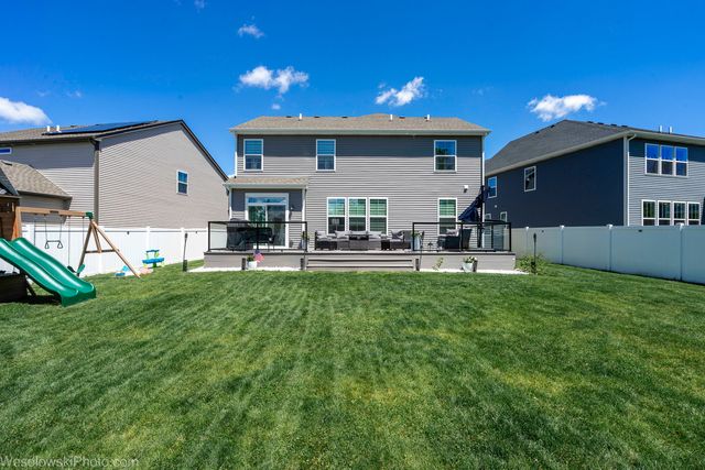 321 S Pointe Avenue, South Elgin, IL 60177