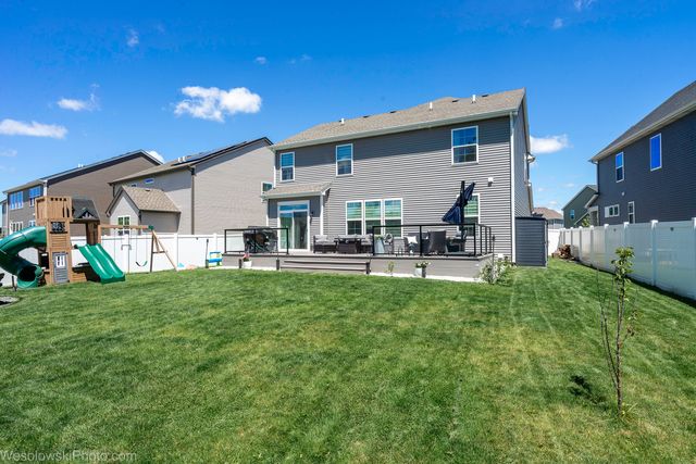 321 S Pointe Avenue, South Elgin, IL 60177