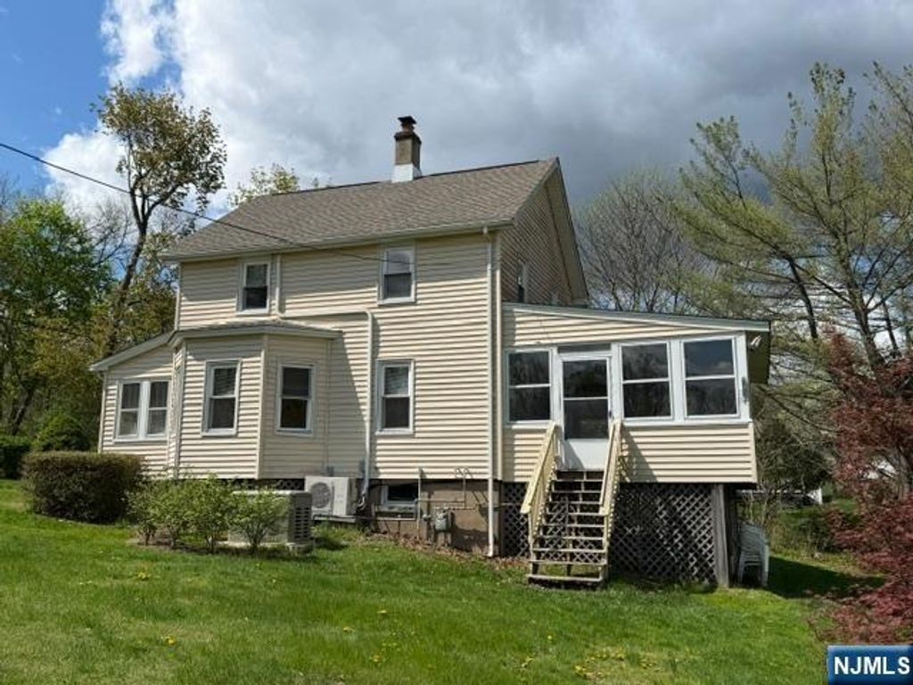 10 Bellows Lane, Montville Township, NJ 07082