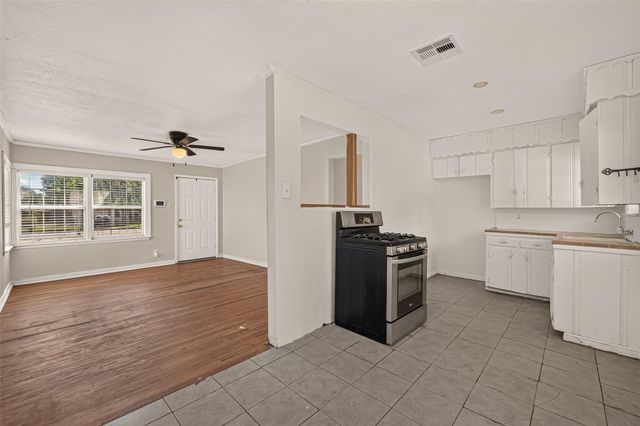 512 W Oak Street, Highlands, TX 77562
