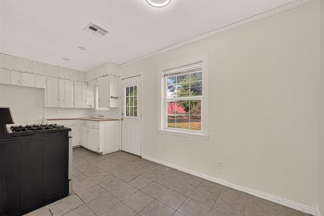 512 W Oak Street, Highlands, TX 77562