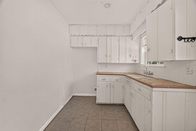 512 W Oak Street, Highlands, TX 77562