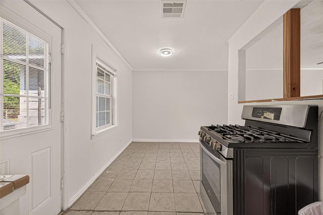 512 W Oak Street, Highlands, TX 77562