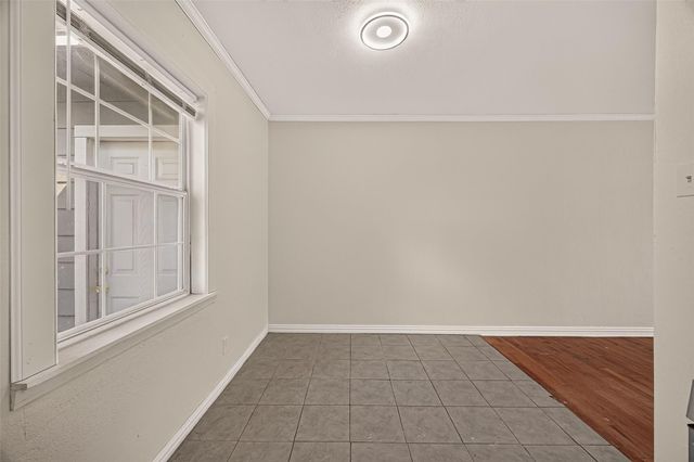 512 W Oak Street, Highlands, TX 77562