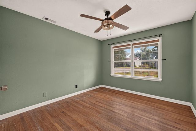 512 W Oak Street, Highlands, TX 77562
