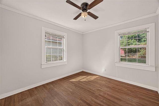 512 W Oak Street, Highlands, TX 77562