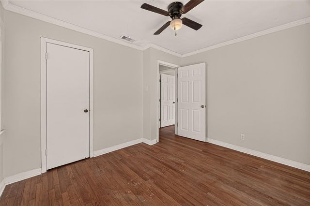 512 W Oak Street, Highlands, TX 77562