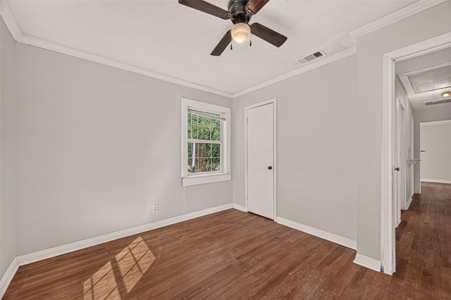 512 W Oak Street, Highlands, TX 77562