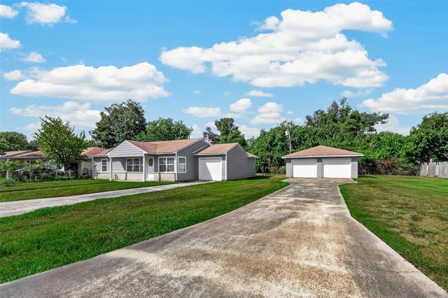 512 W Oak Street, Highlands, TX 77562
