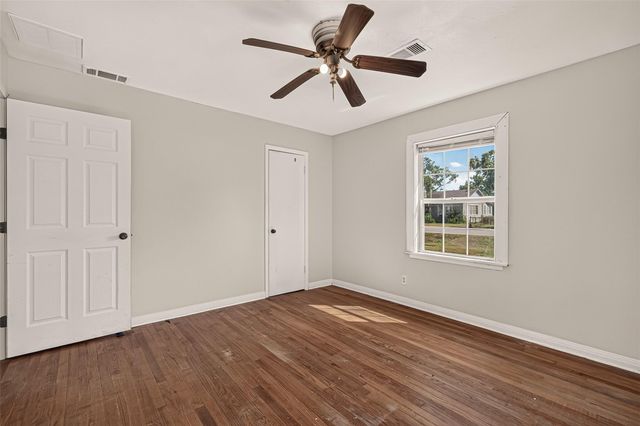 512 W Oak Street, Highlands, TX 77562