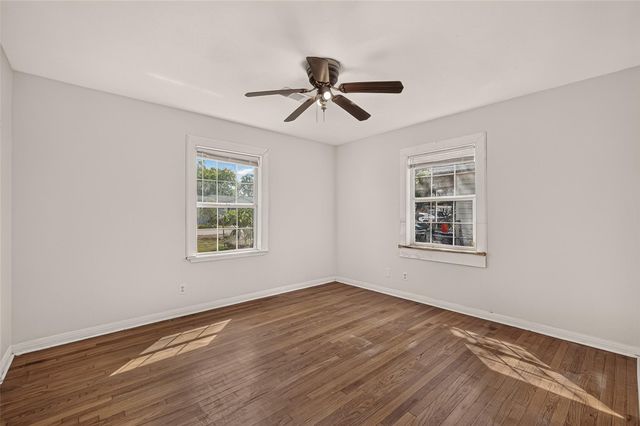 512 W Oak Street, Highlands, TX 77562